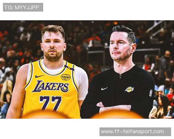 小里与东契奇的默契搭档雷迪克谈勒布朗缺阵的影响与应对策略